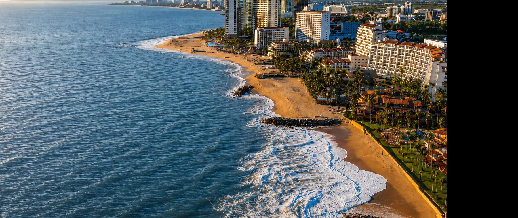 Costa hotelera al atardecer con playa y resorts
