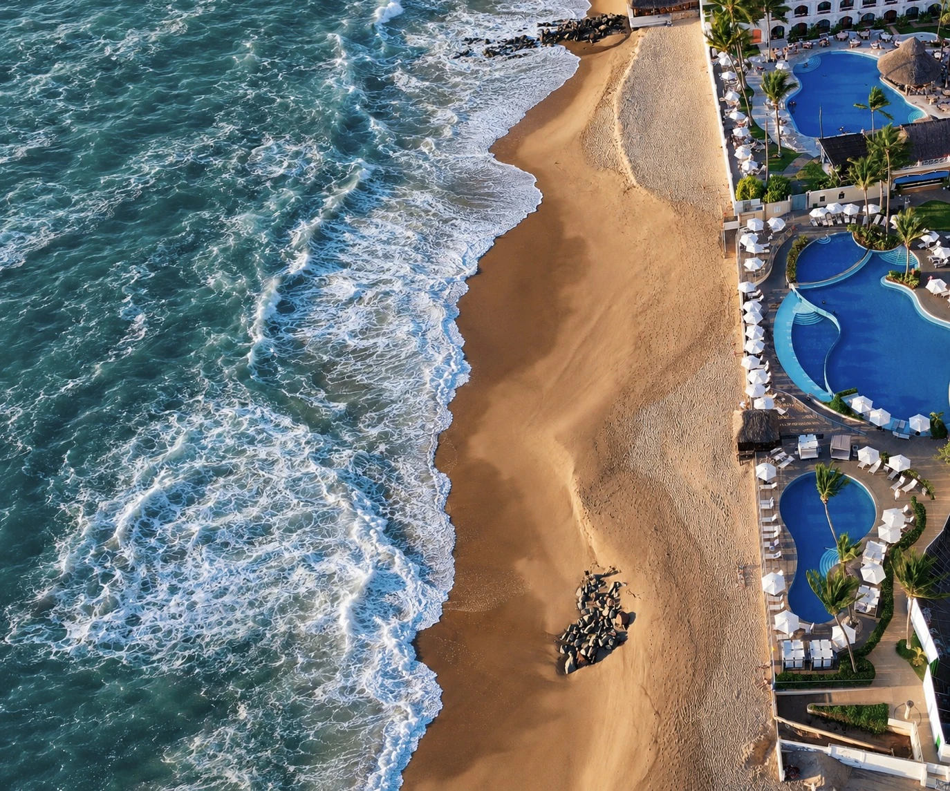 Vista aérea de resort frente al mar