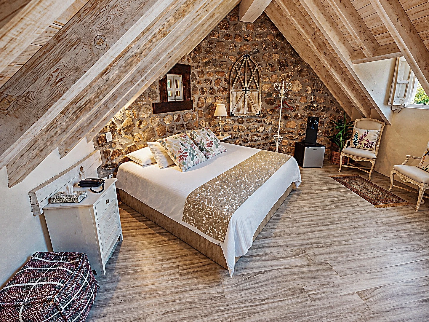 Suite de hotel con arquitectura y materiales distintivos