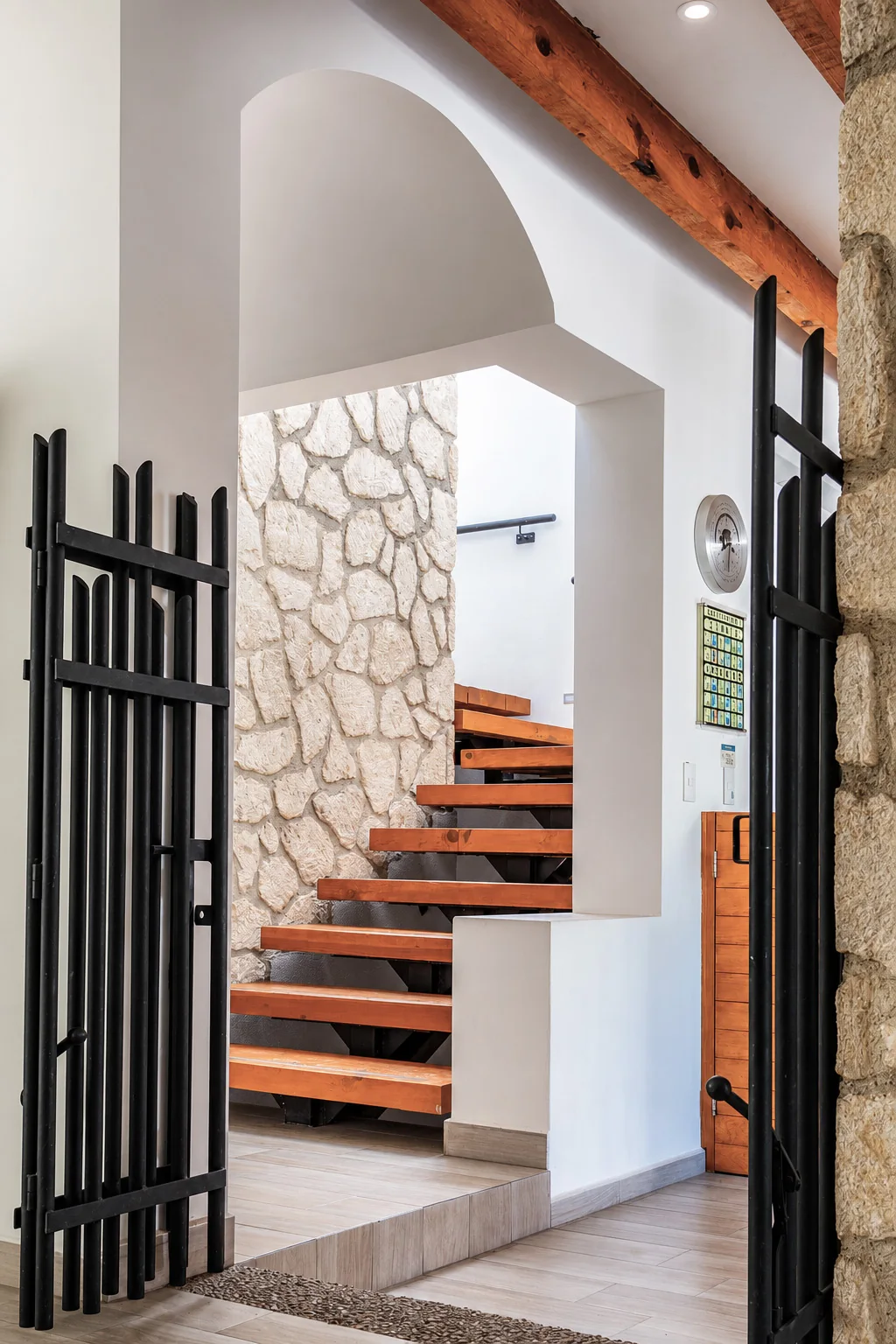 Escalera interior de piedra y madera