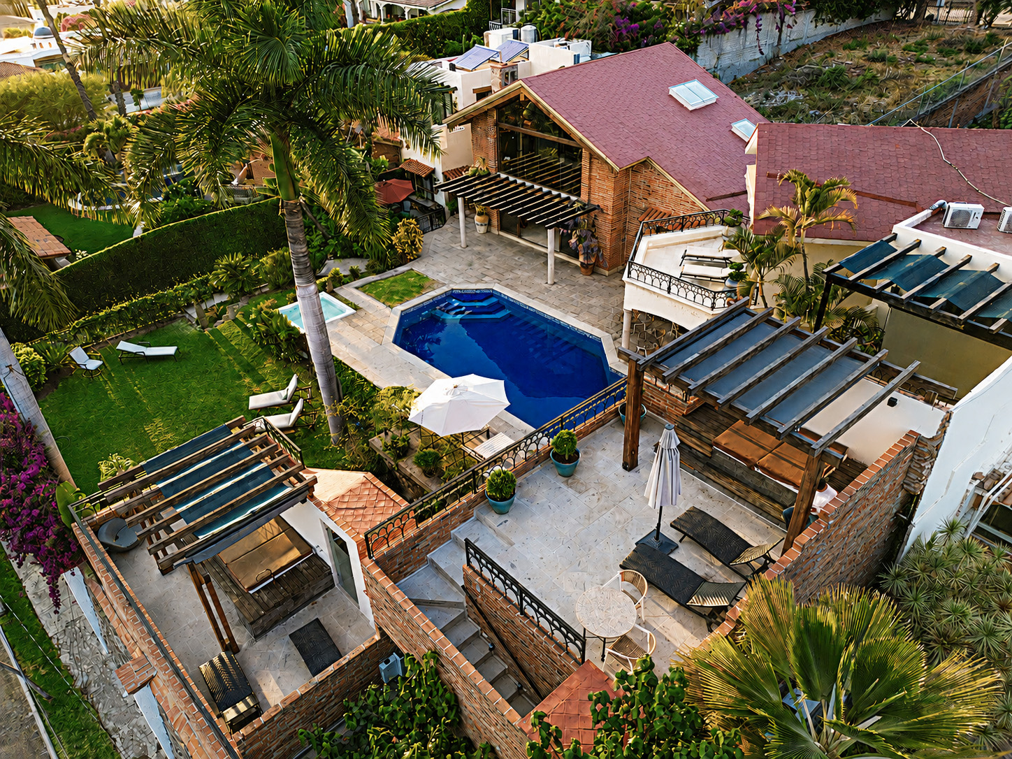 Vista aérea de Hotel Lindo Ajijic con alberca, terrazas, jardines y áreas comunes