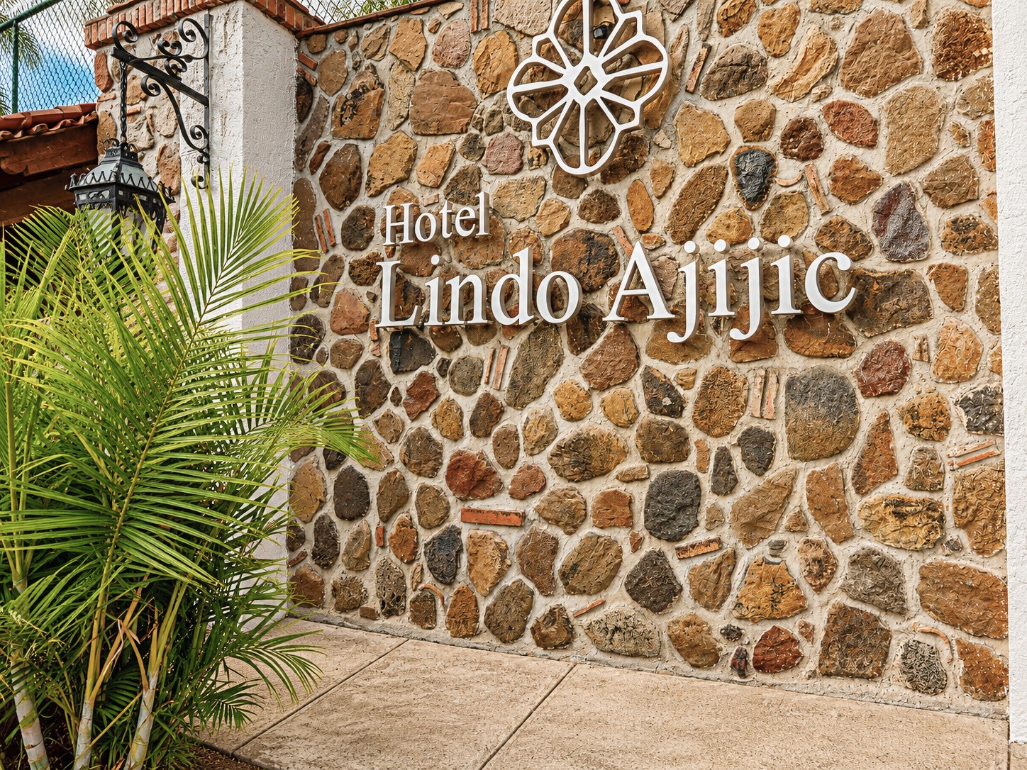 Letrero e identidad de Hotel Lindo Ajijic